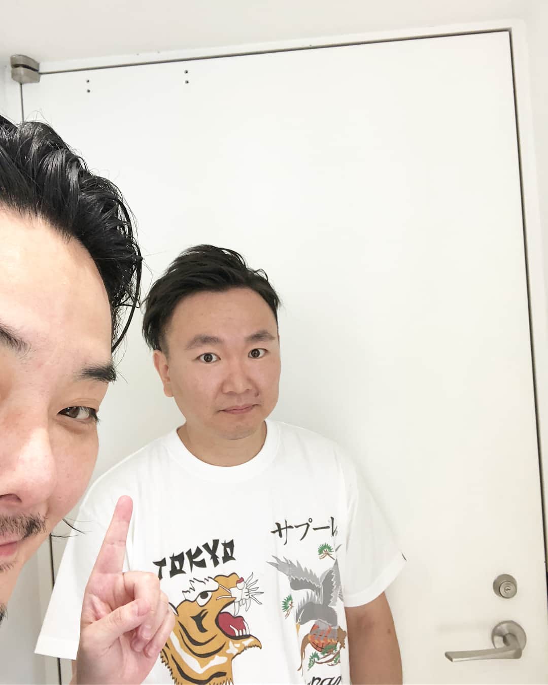 木村直人さんのインスタグラム写真 - (木村直人Instagram)「おはようございます。  芸人の「かまいたち 山内健司さん」  @sneakerkenji0117  が、髪やりにきてくれました。  僕は男性顧客は数えるほどしかいません。  色々こだわりが強いので。  東京進出という事で… 「木村さん切ってもらえますか？」 と…  元々、山内さんとは友人を介してLINE友達でして…  実は…  当時全く知らなかった…  ものすごく失礼な話になるのですが、僕はあまりお笑いを見ないというか…  ネット大好き人間なのでほぼネットしか見てないんですよね。。。 なので、芸人さんという事は存じてましたが、よくわからずに交流をとってました。  その山内さんの人柄は本当にいい人で。  むしろ芸人なのかなー？ってくらい常識人で優しい方でした。  仕事でもメキメキと活躍の場を広げられていて、キングオブコント優勝などとてもすごいですよね。  もちろんお引き受けしましょうと。  意味不明にライブとかしながらw  これでええんかな？w  芸人なんでほぼ冗談でしか髪切ってないですねw  状態通じない芸人とか嫌ですからね笑笑  気に入っていただけたようでなによりです。  何故か不思議な事に髪切ってる人はめちゃくちゃ活躍される傾向にあるので、山内さんもハイパーになる事を祈っています。  今後もLINE友達としてもよろしくお願いします。 ＊注 男性のご予約はご紹介のみとなっております。ご了承ください。  #かまいたち #山内健司 #ヘアスタイル #美容師 #美容学生 #お笑い #キングオブコント」7月22日 9時53分 - air_kimura