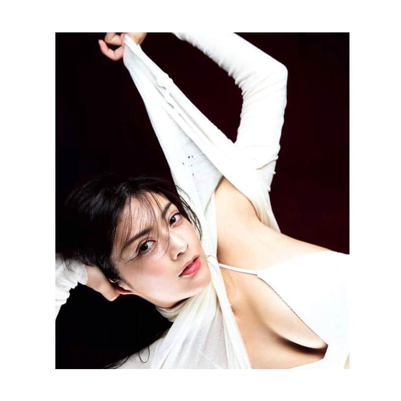 田中道子さんのインスタグラム写真 - (田中道子Instagram)「悪い女ほど白い服が映えるといいますが🧐似合うかどうかは置いといて、白い服大好物です😋❣️ みなさん良い週末を😙✨ #flash #グラビア #水着 #ホワイト」7月22日 2時40分 - michikotanaka_official