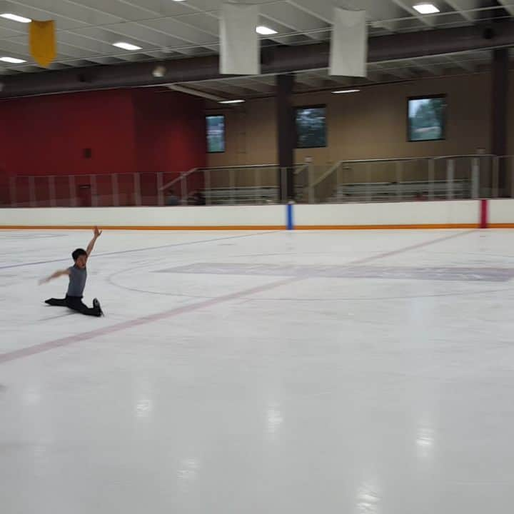 樋渡知樹のインスタグラム：「Having fun on the ice!(´^∀^｀) もう少しで出来ると思う。新曲じゃないです。」