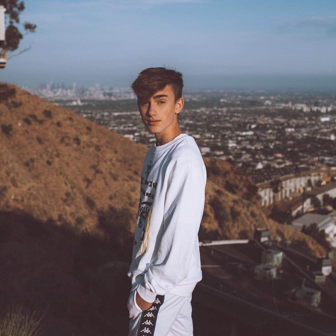 ジョニー・オーランドのインスタグラム：「in the hills is all we know💀」