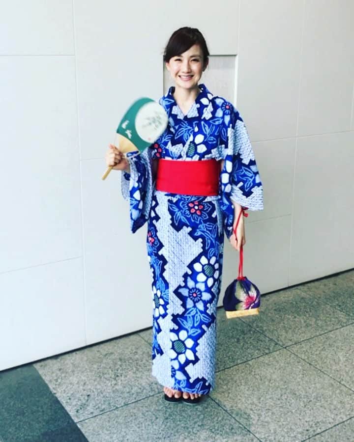のインスタグラム：「今年初浴衣💙 夏らしいことできてhappy☺️ ・ スマイリー納涼会🍉 うちの会員さん、本当によく飲むわ…笑 そして頑張り屋さん。いい仲間に恵まれて幸せです😊 毎日暑いけど、楽しみ見つけて乗り越えよう！🍉 ・ Yukata is a traditional Japanese costume worn during the summer🍉😉How do I look🙃 ・ #夏 #浴衣 #有松絞り #愛知 #日本の夏 #summer #yukata #スマイリーエンジェル #杏林堂 #杏林堂薬局 #浴衣自分で着れるようになりたい #不器用 笑」