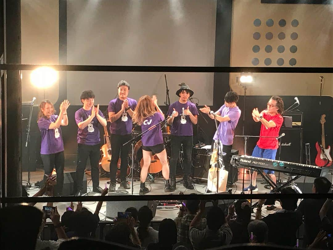 乃下未帆さんのインスタグラム写真 - (乃下未帆Instagram)「大好きなアーティスト #CJLi のワンマンライブ #journeytothedream vol4 を見に #渋谷duo へ、#東京サムライガンズ ファミリーと行ってきたよ✨ 武道館に立つという夢を抱えてカナダから単身日本へ来て6年。 彼女の姿勢やステージは、いつも私にパワーを与えてくれます。 素敵な夜をありがとう！ . この日発売になったアルバムでもコラボしてる #uniqueproject の真生さんもゲスト出演✨ いやー、世間は狭いね(๑˃̵ᴗ˂̵) . #instagood #tagsforlike #tflers #フォローミー #photo #photography #photogenic #band #music #live #artist #singer #音楽好きな人と繋がりたい #vocalist #Canada #🇨🇦 #渋谷duomusicexchange #ssw #singersongwriter #ギター #🎸 #ギタ女 #taylor #guitar」7月22日 11時43分 - noshita34