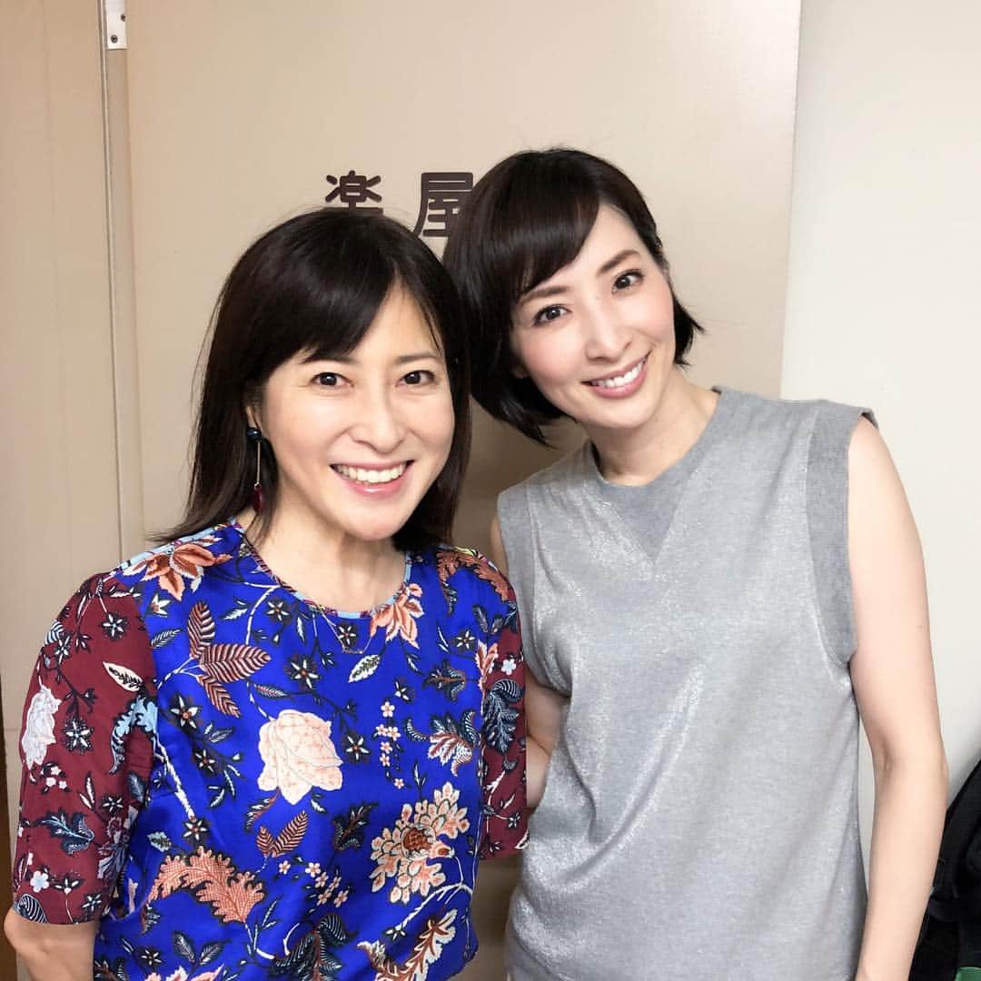 のインスタグラム：「☺︎ラヴ戦争☺︎ 仲良しの久美子さんが観に来てくださいました♡ いつ見ても美しいーーー☺︎✨ 楽しんでいただけたようで嬉しかったです♪ ありがとうございました♡ #集合ーーーー #ラヴ戦争 #岡江久美子 さん #宝塚時代から仲良し #とっても綺麗そしてチャーミング #憧れ #真飛聖」