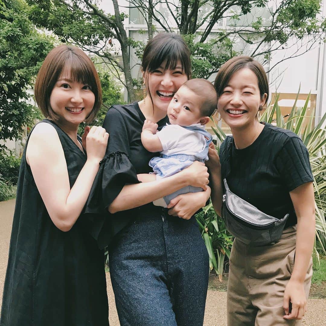 猪鼻ちひろのインスタグラム：「帰らないでおくれよ🇩🇪 なんて言ったりして。 念願の6人でご飯👩🏻👱🏻‍♀️🧒🏻👧🏼👶🏻👼🏻 姉妹って本当にたのしいね♡ 赤ちゃんって本当にかわいいね♡  #大量の写真はブログ行き #モリモリ食べて #ゲラゲラ笑って #お喋りが止まらない #姉妹っていいね  #佐藤ありさ 氏の #お姉ちゃんは #同じ名前の #ちひろさん #サイズ感が一緒  #ありさの結婚式以来💒 #やっと逢えた！ #ピアスはちひろさんのハンドメイド #美女姉妹 #抱っこされて嬉しいぼく #と言いたいけど #キョトン顔 #😯 #👼🏻 #👶🏻 #そして甥っ子はインスタを始めていた #センスも文才も突っ込みどころ満載な妹なので← #どうかお手柔らかに…😂💕」
