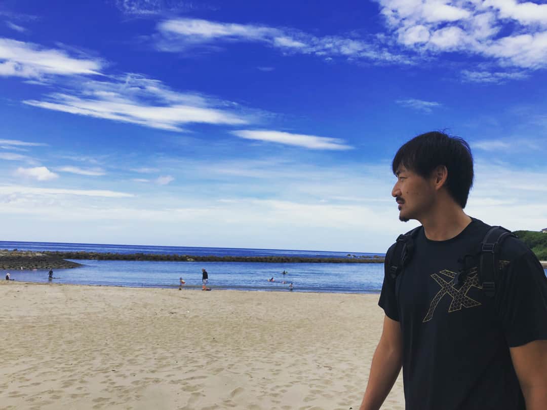 遥天翼のインスタグラム：「浜トレ #鬼キツ #クールダウンは海の中 #良いトレーニングでした #海坊主現る」