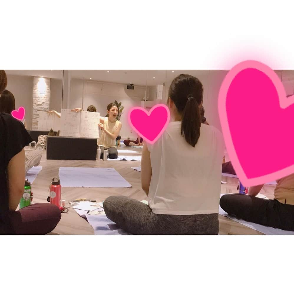 松井絵里奈さんのインスタグラム写真 - (松井絵里奈Instagram)「🧘‍♂️💖💖 名古屋駅の近くにオープンされた ホットヨガスタジオ 「BELE」さんにて 美容セミナーをさせていただきました。 ・ 実践では、スキンケアから顔ヨガを。 座学では、3美容の大切さや 睡眠、食事、運動の大切さをお話しさせていただきました。 ・ 名古屋に前々日入りをさせていただき、 私もBELEのヨガレッスンを 受けさせていただきました。 なんと言っても、お客さま第一に考えてつくられたスタジオには、嬉しいあれこれが、 いっっぱい詰まっていました。 そして、インストラクターの皆さまが素晴らしいー✨ ・ コラーゲンマシーンも導入されていて、 ホットヨガで汗を流して 3日間コラーゲンマシーンに入った私の全身は… 驚くほどツルツル、モチモチに‼︎ ・ こんなに清潔感があって、 美意識も健康意識も高まり インストラクターさんも、スタッフさんも、会員さんも素敵なホットヨガスタジオ。 名古屋に住んでいたら、毎日通いたいほどでした♡🤭 ・ #ホットヨガスタジオ#美容セミナー#講師#美容#美肌#ヨガ#顔ヨガ#コラーゲンマシーン#名古屋#ベーレ#BELE#健康#イキイキ#美しくなる#楽しい#清潔#ホットヨガ#キレイになりたい#健康になりたい#松井絵里奈#お越し下さった皆さまありがとうございました」7月22日 12時17分 - erina74xx