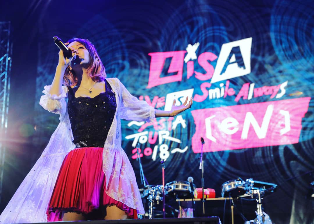 LiSAさんのインスタグラム写真 - (LiSAInstagram)「LiVE is Smile Always〜ASiA TOUR 2018〜［eN］@SiNGAPORE  Next is HONG KONG\( ¨̮ )/ photo by @kamiiisaka  #LiSA #りさらいぶ #シンガポール #eN #ASiATOUR2018 #ZeppSiNGAPORE #BIGBOX」7月22日 12時59分 - xlisa_olivex