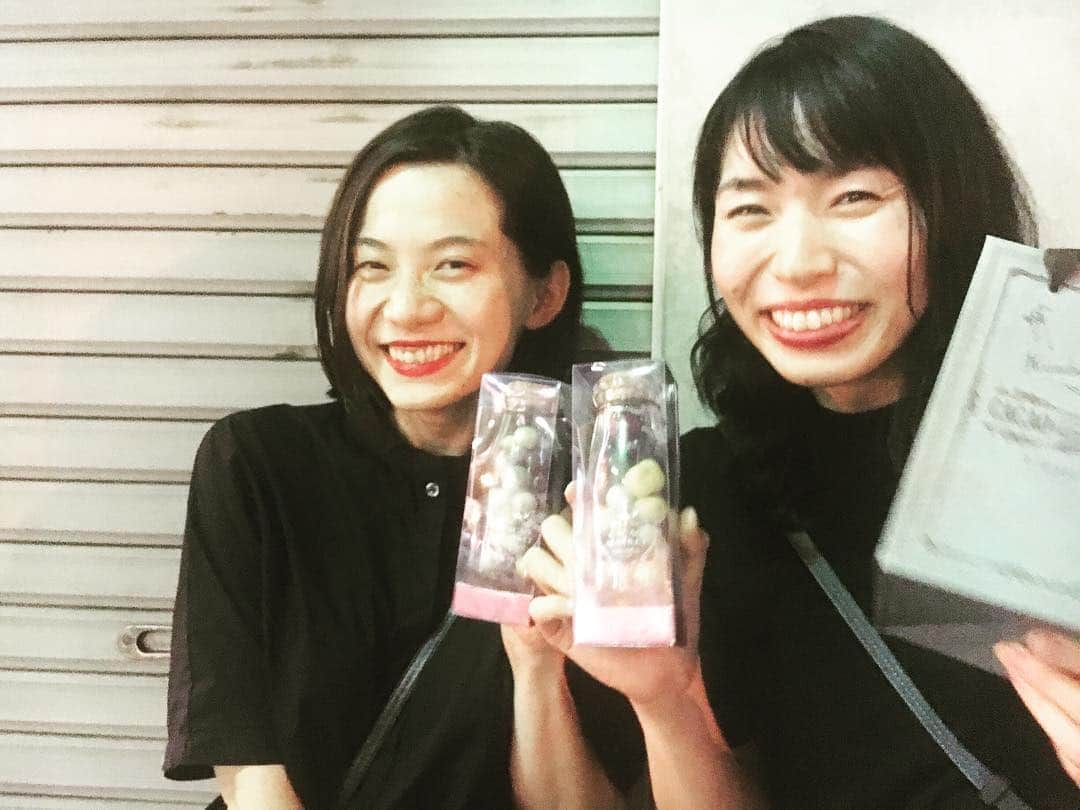 平山奈美のインスタグラム：「やっと会えたね 🇺🇸戻りでまた会おう 大好きです . #ええ写真やからすっぴんは気にしない #りさなみ #新鍋理沙  #volleyball #nice #pic #smile #love #bd #present #chocolate #gift #thankyou #twins #1990 #711 #712 #28」