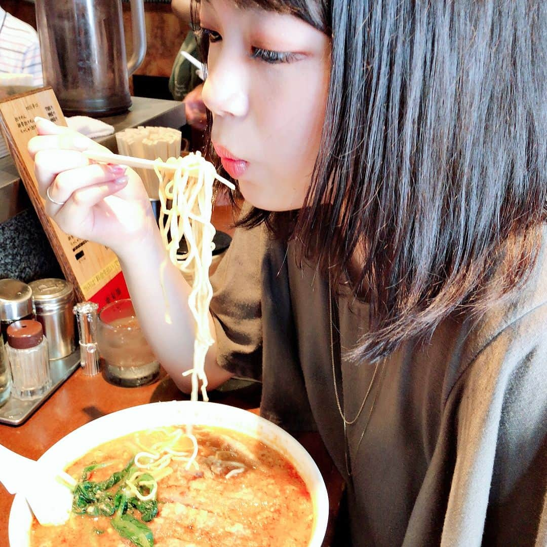 伊藤真莉のインスタグラム：「こないだTwitterにのせたこれ！🍜 どこのお店？っていう声が多くて！紹介するね🙌🏻 . JKのときからたまに食べてて、美味しいからぜひみんなにも食べてほしい💗 . 渋谷の #亜寿加  #排骨担々麺 が有名なお店！ . 私も最初は #排骨 てなんぞや🤔ってなったけど、豚のスペアリブ？あばら肉？を揚げたやつ！らしい！ お肉めちゃめちゃやわらかい🍖 . スープが程よい辛さで、粉？みたいな辛いやつ、、調味料みたいなやつ、、(語彙力)が、麺と排骨に絡んでめちゃ美味しいの！🔥 . そしてボリューム満点なので男の人は好きだと思う、、！☺️ . 昼はけっこう混むんだけど全部カウンターで回転早いからそんなに並ばない！🙆🏻‍♀️ . . みんなのおすすめラーメンも教えて欲しいな〜！😊 . . #ラーメン女子 #ラーメン巡り #ラーメン部 #ラーメン好きな人と繋がりたい #ラーメンパトロール #担々麺 #担々麺専門店 #東京グルメ #東京ラーメン #渋谷ラーメン #渋谷グルメ #いとまりとデート飯 #いとまり #食べログ #たべすたぐらむ #ミスコン #ミス東大 #ミスコンファイナリスト」