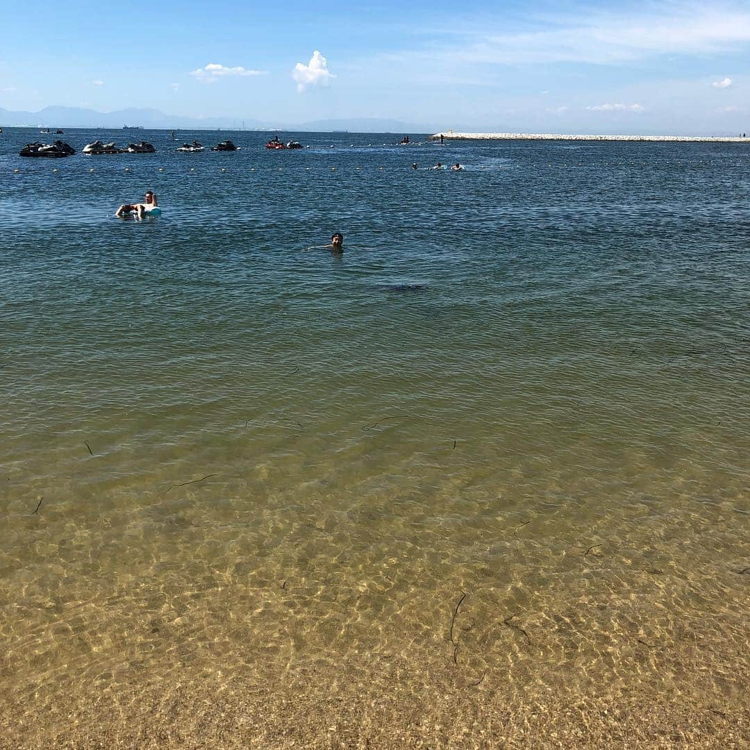 武智正剛さんのインスタグラム写真 - (武智正剛Instagram)「愛知県常滑。営業の合間に海水浴！最高〜〜！！ #おいでやす小田と #遠くからこっちを見ているのが小田 #昔はインディーズでライブやってたメンバーとよく海水浴行ったもんです #モンスターエンジンとかスパンとかおいでやす小田とか新喜劇の吉田裕とか奥重あつしとかマサジとか #よく海に行って小田を首までじゃなくて全部砂に埋めたりして遊んでました #スーパーマラドーナ武智 #おいでやす小田」7月22日 14時39分 - supamaradonatake