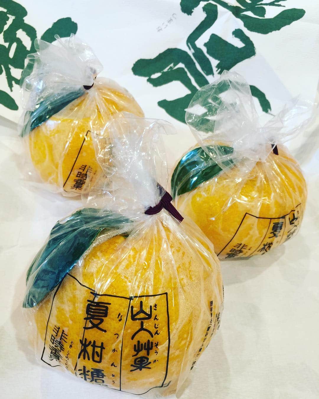 掛貝梨紗のインスタグラム：「暑い夏は、老松のさっぱり夏みかんゼリーがオススメです♡ 果汁と寒天のみ！大き過ぎて、1人じゃ多め🙄💓 This Orange jelly is limited edition during this season in Kyoto, Japan. It’s made only with fresh orange juice and agar agar powder. So good👍 #夏みかん #夏柑糖 #なつかんとう #京都 #夏菓子 #老松 #おいまつ #和菓子 #京菓子 #寒天 #スイーツ #さっぱりスイーツ #期間限定 #orangejelly #kyoto #oimatsu #kyotosweets #japanesesweets #jelly #agaragar #agar #japaneseorange #limitededition #freshorangejuice #freshorange #summer #japanesesummer」