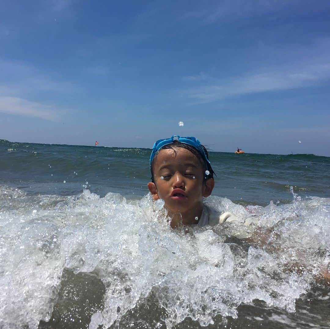 上村知世さんのインスタグラム写真 - (上村知世Instagram)「またまた海へ🏖 本気で鬼ごっこをしてとてつもなく体がだるいwww #海 #小さな彼氏 #デート #鬼ごっこ #老いを感じる #暑すぎて #逆にあまり人がいない #海の方が涼しい #安定の #小針浜 #ばり浜」7月22日 15時41分 - tomose0207