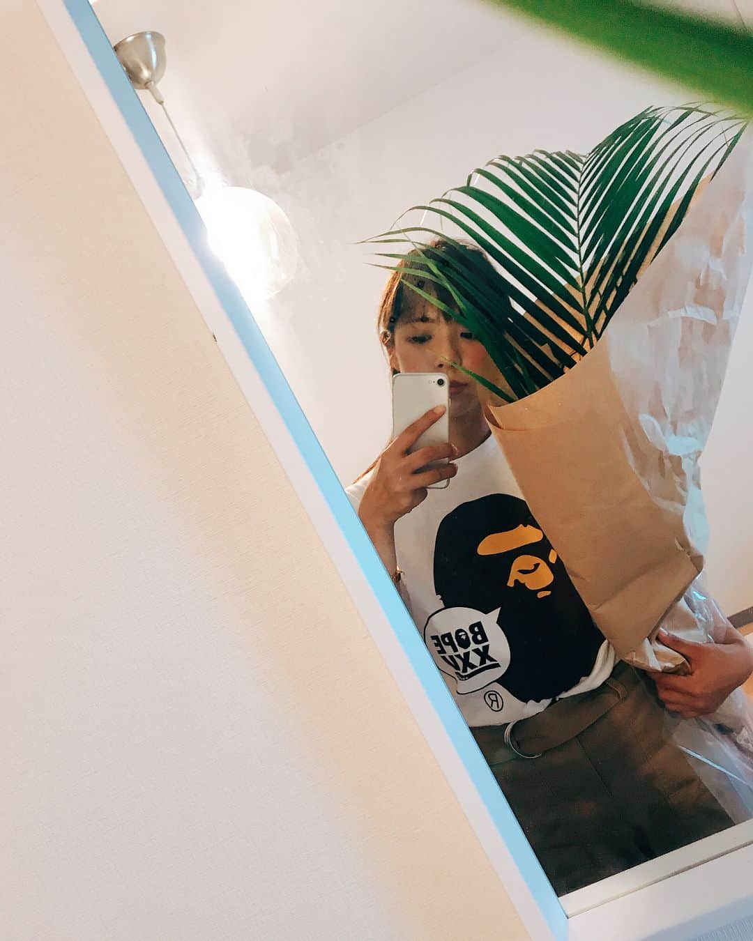 わちみなみのインスタグラム：「ヤシを買ってみた！ 本当はエバーフレッシュが欲しいんだけど🎐💦 家について花瓶にさしてみたら、思ったより大きすぎて、新しい花瓶買わなきゃ！！笑 . Tシャツは @bape_japan 💏かわいい🎶 . #わちみどり #ヤシ #夏 #暑い #木が欲しい #花瓶欲しい #bape #tシャツ」