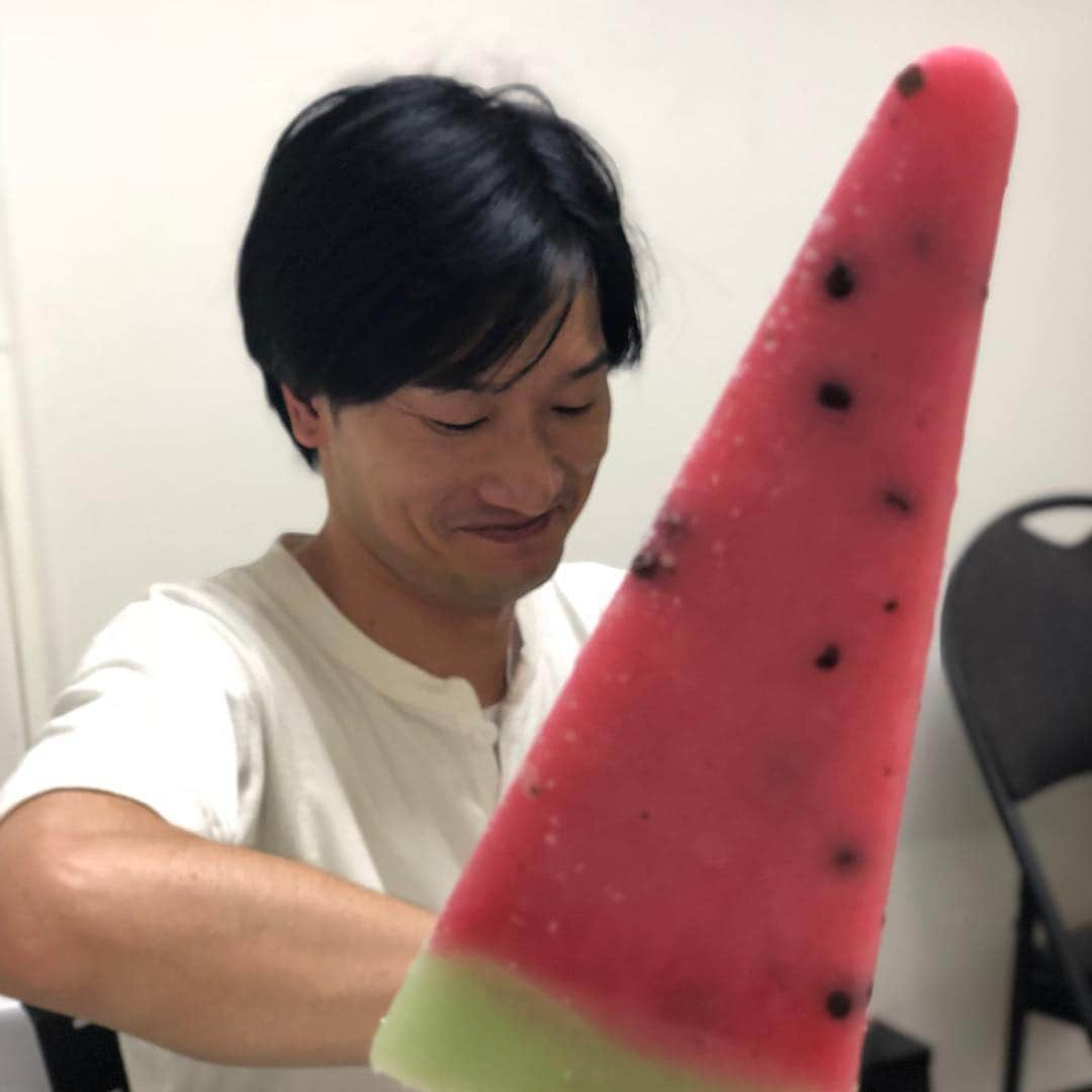 山崎ケイさんのインスタグラム写真 - (山崎ケイInstagram)「寝坊した人に奢らせた🍉  #8/7単独 #終わったら夏 #アイスはスイカバーが一番好き #10時間寝てまいました #とのこと」7月22日 16時47分 - kei_yamazaki_aisekistart