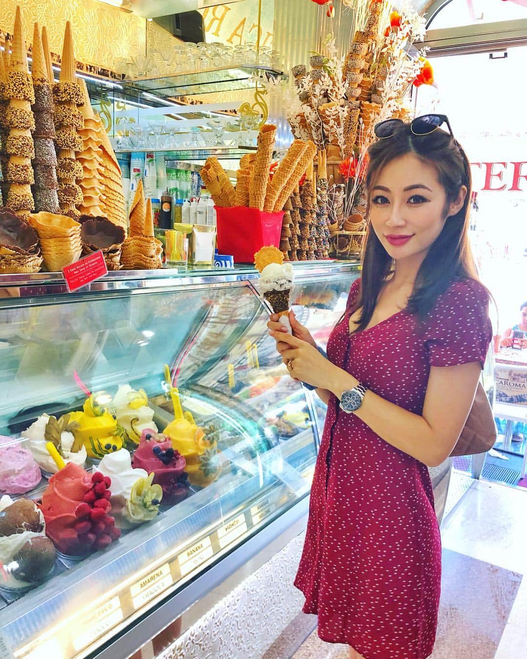 のインスタグラム：「My dream ②  To eat gelato in Italy😋 🍦  実は謎に、過去にイタリア来た際に一回もジェラートを食べたことがなかったの😱  やっぱり美味しかった、お店も可愛かった❤️ けど暑すぎて速攻で溶けていった😂  海外にいると日本のオシボリが本当に恋しくなる😂  #食いしん坊万歳  #ジェラート #bucketlist✔️ #旅スタグラム  #rome #gelato  #gelateria  #イタリア旅行 #旅スタグラム」