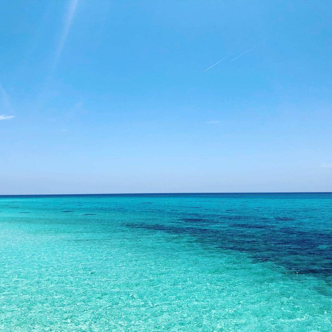 山田佑のインスタグラム：「☺️「感動」は人間の最高の贅沢‼︎☺️ ﻿ ﻿ 5月 宮古島〜伊良部島に始めていった🐢﻿ ﻿ なかなかキッカケがなかったがあるキッカケがあり二つ返事で行くことを決めた！﻿ ﻿ よく言うが「チャンスの神様は前髪しかない」﻿ ﻿ 自分の前にきたときにパッと掴まなければ逃げて行ってしまう！ ﻿ 人生は選択の連続🛣 ﻿ 今回のこの旅は本当に素晴らしい良い経験になった！﻿ ﻿ 人生で一番綺麗な海を見た時の衝撃は「感動」と共に自分の世界観・価値観を一気に広げた🏝 ﻿ もっと世界を観てみたいと思ったし，もっと色んな体験を見てみたいと思った🌏 ﻿ Imagination×desire=real﻿ ﻿ チャンスがきたときに掴める自分でいるために日々努力しよう！🥊 ﻿ 怠けた人には﻿ 怠けた未来が！﻿ ﻿ 努力した人には﻿ 努めた未来が！﻿ ﻿ #宮古島﻿ #伊良部島﻿ #海﻿ #最高﻿ #世界一綺麗な海﻿ #朝6時から海w﻿ #desire﻿ #日々努力﻿ #dreamcometrue﻿ ﻿#名言」