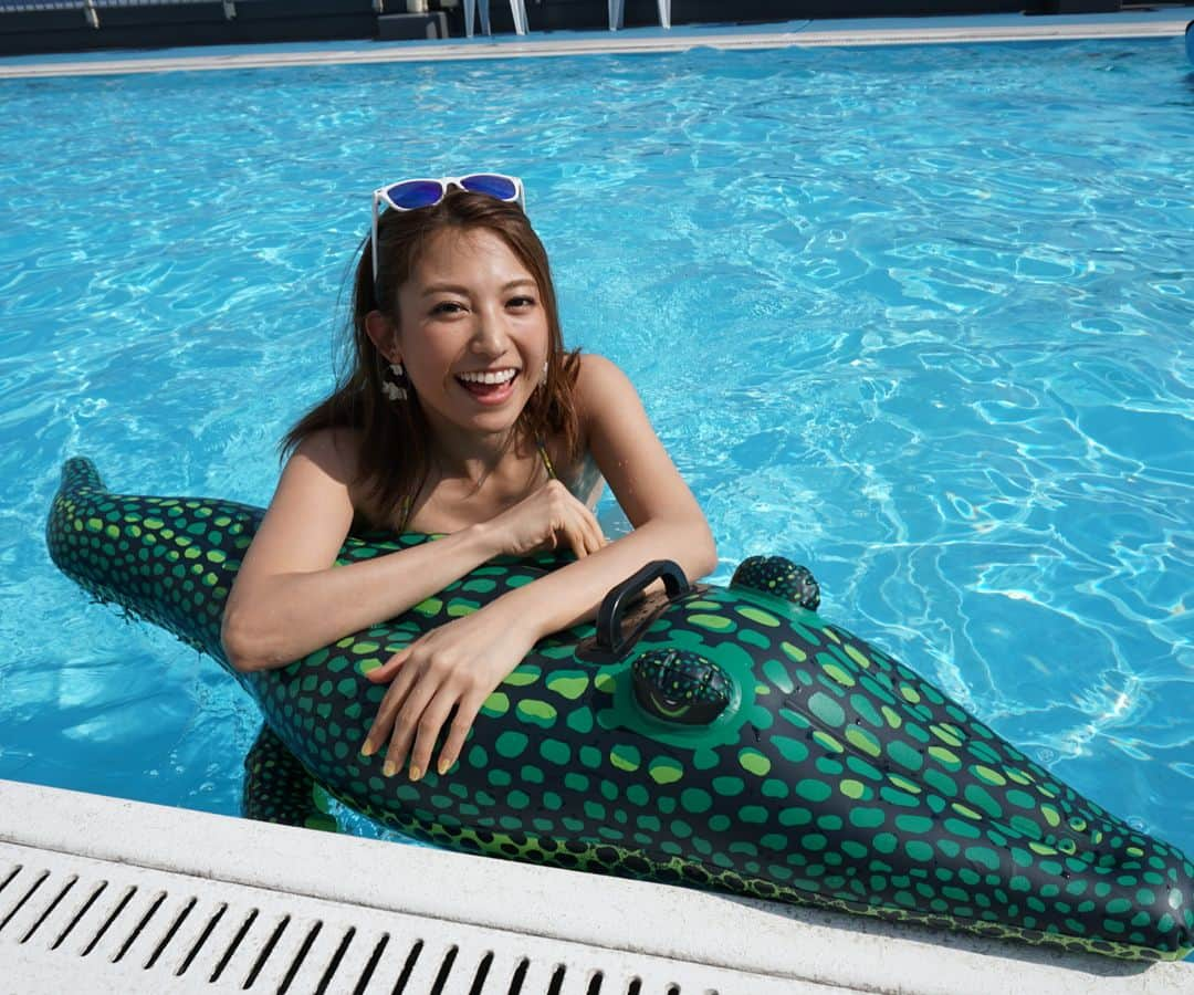 市原彩花さんのインスタグラム写真 - (市原彩花Instagram)「あーちゃんはワニがお気に入り🐊 #ワニ#海#beach#熱海#サンビーチ#プール#pool#モデル#レースクイーン #あーちゃんの国内シリーズ  #あーキムコンビ」7月22日 20時05分 - ayaka_ichihara