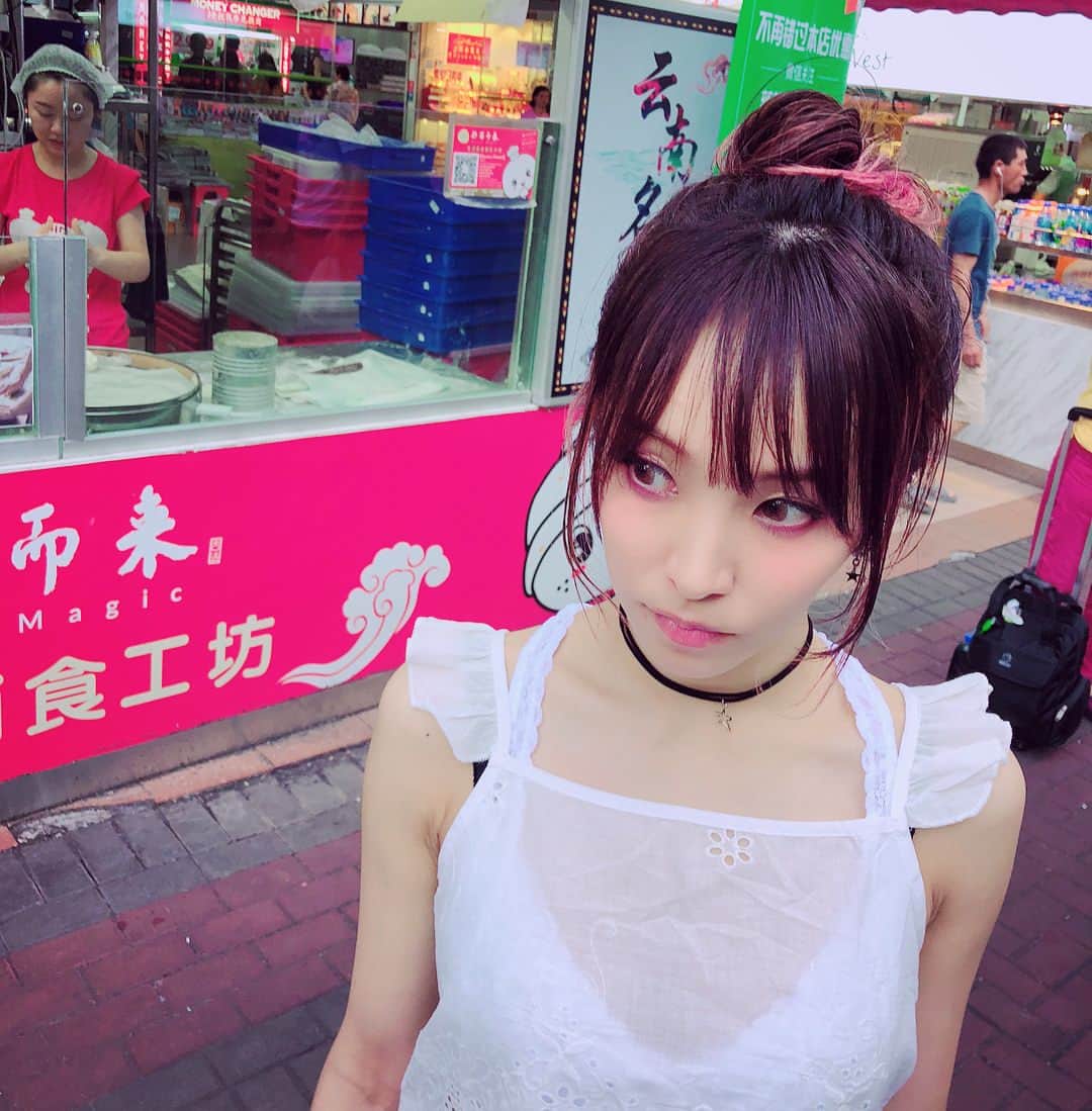 LiSAさんのインスタグラム写真 - (LiSAInstagram)「チャイナタウンは、お団子で、野菜まんとう♡(°´ ˘ `°)/ #LiSA #シンガポール #りさふく #SiNGAPORE #りさへあめいく #たばたばへあー @chinatsu.tabata88  #Chinatown #ヘアアレンジ #ボブヘアー #おだんご #ctphoto #海外の水で髪色落ちてきた」7月22日 20時15分 - xlisa_olivex