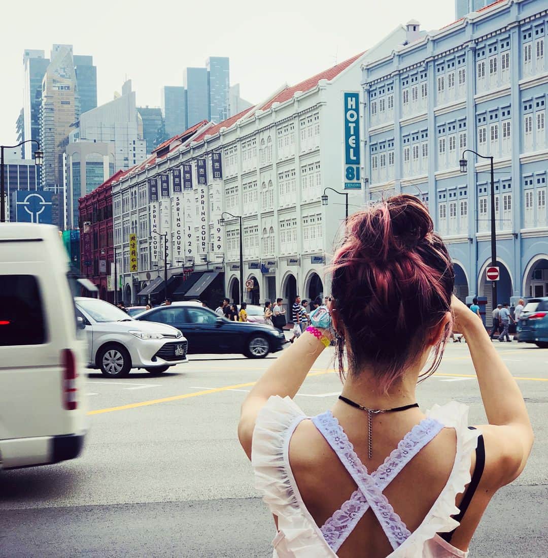 LiSAさんのインスタグラム写真 - (LiSAInstagram)「チャイナタウンは、お団子で、野菜まんとう♡(°´ ˘ `°)/ #LiSA #シンガポール #りさふく #SiNGAPORE #りさへあめいく #たばたばへあー @chinatsu.tabata88  #Chinatown #ヘアアレンジ #ボブヘアー #おだんご #ctphoto #海外の水で髪色落ちてきた」7月22日 20時15分 - xlisa_olivex
