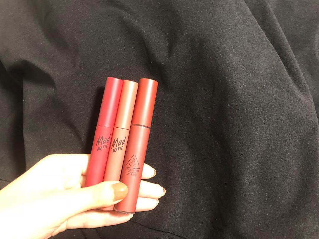 馬場ふみかのインスタグラム：「. 最近よく使うリップ様  左から CLIO MAD MATTE TINT 03 CLIO MAD MATTE TINT 02 3CE VELVET LIP TINT #TAUPE  MACのパラマウントも相変わらず大好きだけど この3色が最近の気分。 韓国のコスメは濃い茶系のカラーが たくさんあるのが嬉しいね✌︎」