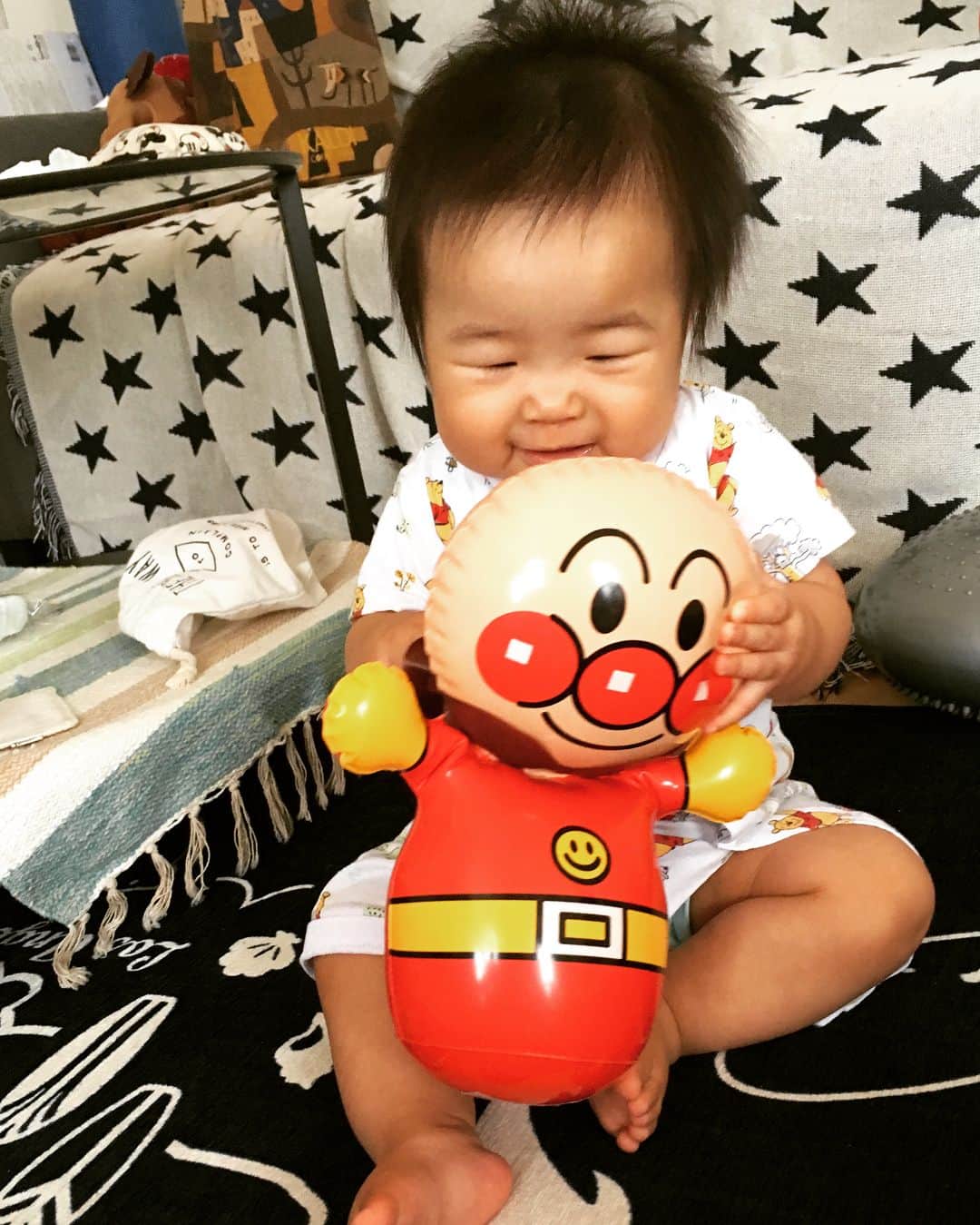 石塚祐輔さんのインスタグラム写真 - (石塚祐輔Instagram)「9 month anniversary‼︎ 7/21で９ヶ月になりました^ ^ 日に日にヤンチャになってく娘をみて…楽しくなってる親父です。 たくさんの人に可愛がられ…ハッピーに過ごしております🙇✨ これからも、親父頑張るぞー🙋🏽‍♂️ みなさんに感謝。 #陽向葵 #ひなた #９ヶ月 #7月21日 #感謝」7月22日 21時26分 - yusuke_ishitsuka3939
