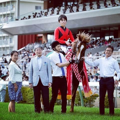 矢作克人のインスタグラム：「【綾也おめでとう！！】 やっと、やっと、、！！！ 綾也が重賞制覇してくれました😭✨ 保育園から一緒の綾也には 怪我も多すぎやし同世代の風馬たちが ばんばん重賞勝つ中で まだかなーまだかなーー ってずっと思っててやっとそのハナが 届いてくれました😭😭😭 ストップモーションみてても アスターペガサスのハナが くいっと出てて気持ちでとるな〜とか マジで思ってます😳😳 見返したら最後の直線手前でぶつかってるけどこの馬そんなの ものともせずに強かった！！ これからも応援してるね！おめでとう😂🎊 + + #うまび #競馬 #競馬予想 #競馬女子 #競馬ファン #競馬好きな人と繋がりたい #UMAJO #馬 #お馬さん #函館2歳ステークス #函館競馬場 #アスターペガサス #小崎綾也 #おめでとう #初制覇 + + #horse #horseracing #instagood #instafollow #followme #love #l4l #🏇 #🐎 #🐴」