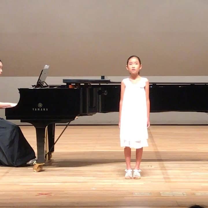 SAWAのインスタグラム：「歌うことが大好きな長女、本日人生２度目の発表会。今回の課題曲は…『美女と野獣』まだまだお疲れのところ、緊張しながらも、よく頑張りました🎶 貴方の優しさが溢れてる歌声 ママは大好きだよ❤️ #声楽発表会  #美女と野獣 #難しい課題曲 #よく頑張りました #優しい歌声 #大好きだよ  #しあわせな時間  #いつもありがとう❤️」