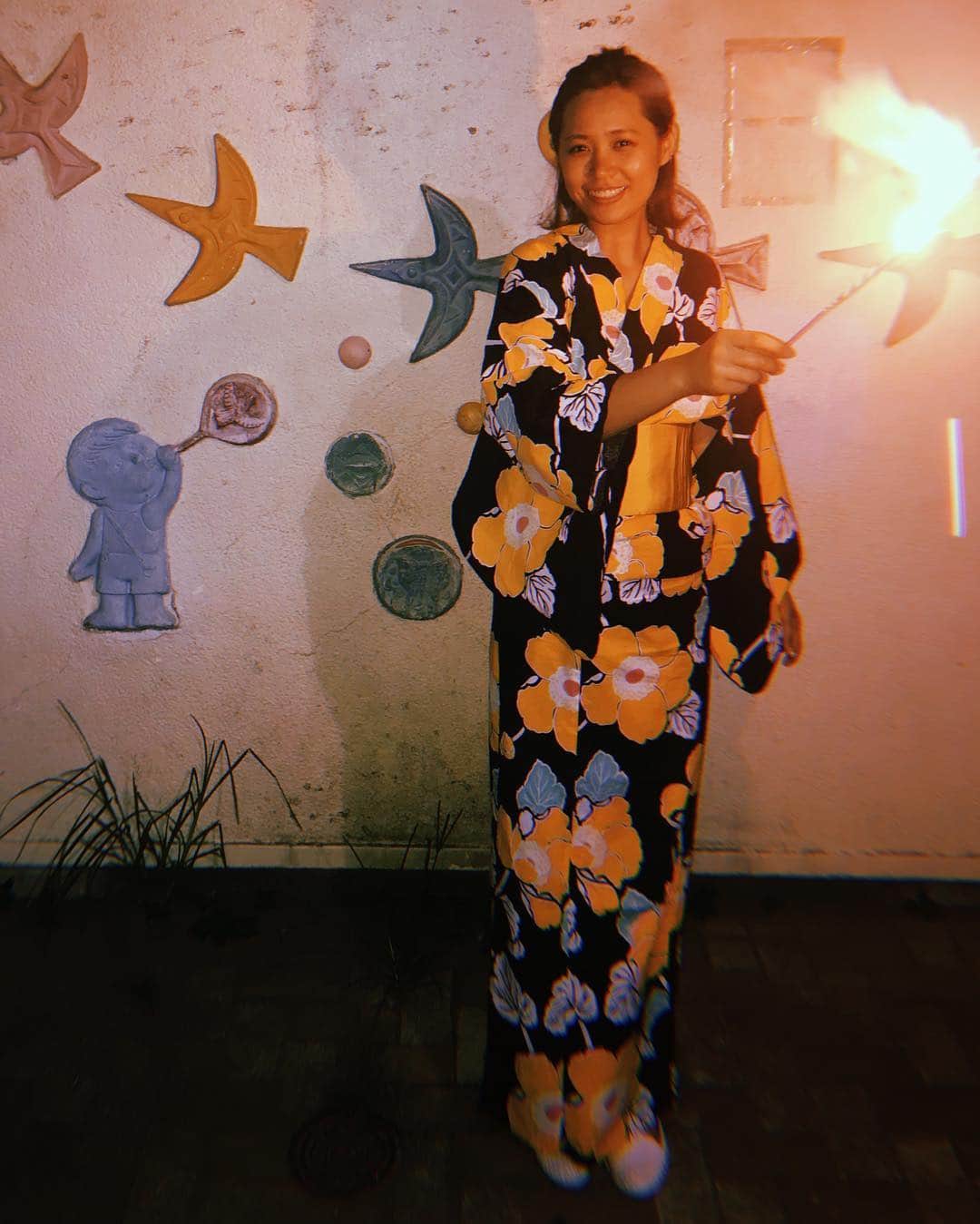 二宮愛のインスタグラム：「2018/07/22 家用の浴衣&スッピンのまま、花火。 ________________ wearing #japanese #style #roomwear ,  #yukata and out to play #fireworks with #nomakeup」