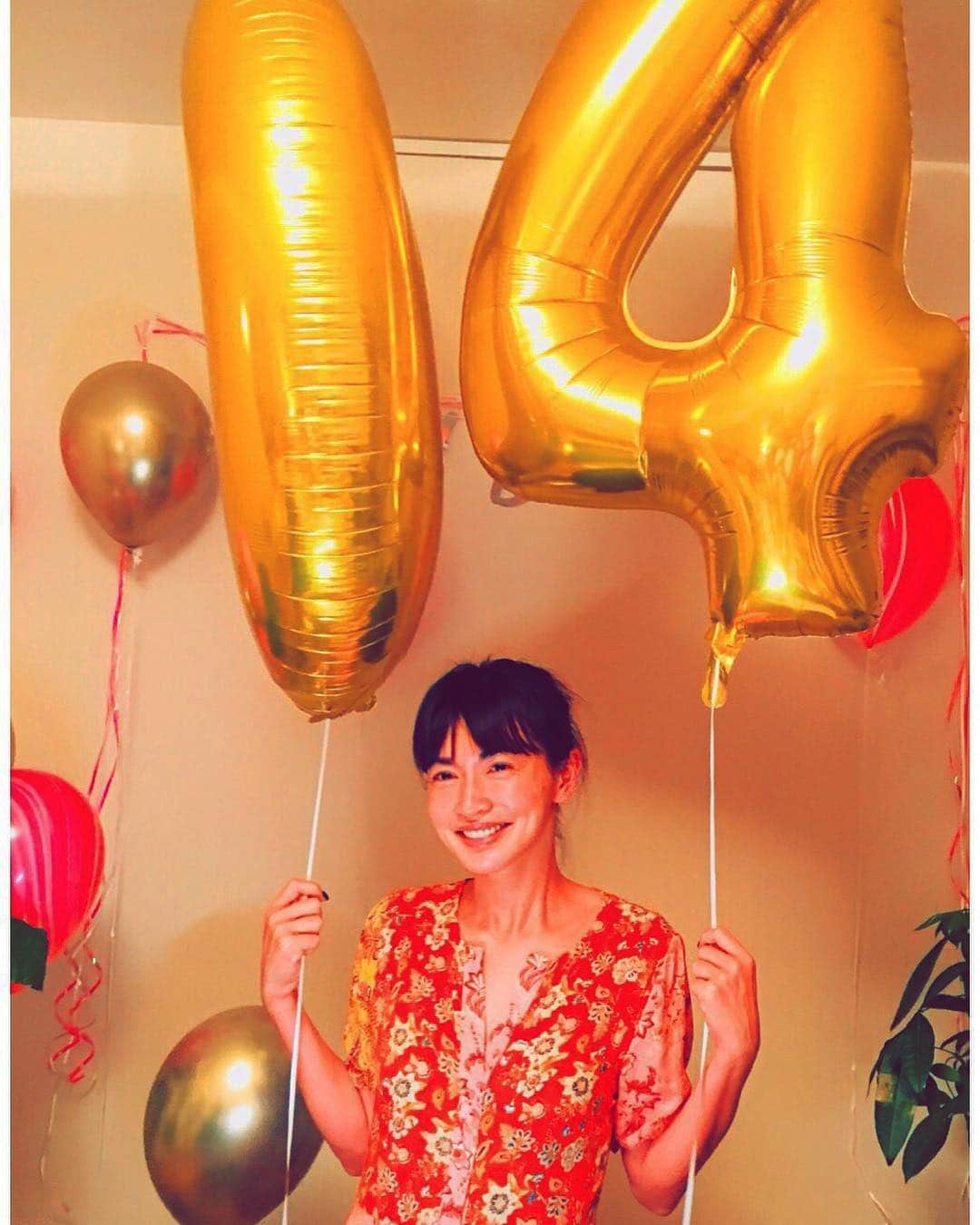 長谷川京子さんのインスタグラム写真 - (長谷川京子Instagram)「Umm.........am l 14years old??? #mybirthday #lifebeginsat40 #thankyou #love #happy #baloons」7月22日 21時56分 - kyoko.hasegawa.722