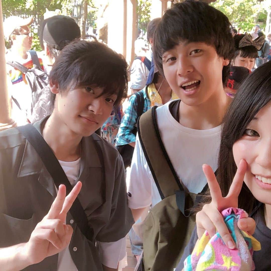 今西由記（ゆきぴ）のインスタグラム：「我楽多メンツディズニー！  #開門に間に合えた３人！ #第一次水遊び #覗き魔たくや #第二次水遊び #葉月合流 #第三次水遊び パイレーツショーでビショビショ笑 #たかお合流 #今日のたかおは一段とヤバい奴でした #そして隆作の欠席」
