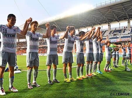 薗田淳のインスタグラム：「・ 一歩前進 ・ 長野まで足を運んでくださったサポーターの皆さん応援ありがとうございました。 この試合で出番はありませんでしたがようやく試合を戦うメンバーに入りチームにとって久しぶりの勝利を皆んなと分かち合う事ができました。 たくさんお伝えしたい事はありますが、自分にとっても日頃から僕を応援してくださる方にとっても物足りない18試合となってしまいました。 活躍は約束できませんがいつどんな時も全力でプレーする事を約束し、無駄な時間を過ごした18試合ではなかった事を残りの14試合にぶつけます！ また昨日まで、サポートしてくれたメディカルスタッフには本当に感謝したいです。 中断期間に入りますが間瀬監督の元で、よりレベルアップしたチームを5月以来勝てていないホームでお見せできるよう厳しく取り組んでいきます。 ・ #bbakita #acnaganoparceiro ・ 素晴らしいスタジアム #naganoustadium と空気。 この緊迫感のある素晴らしい雰囲気をつくってくれた秋田、長野の両サポーターの皆さんありがとうございました。 秋田県にもいつかこの様な素晴らしいスタジアムが出来きる事を願います。 ・ カツさんにも久しぶりに会う事ができました☆ #fc町田ゼルビア 時代の先輩です‼︎」