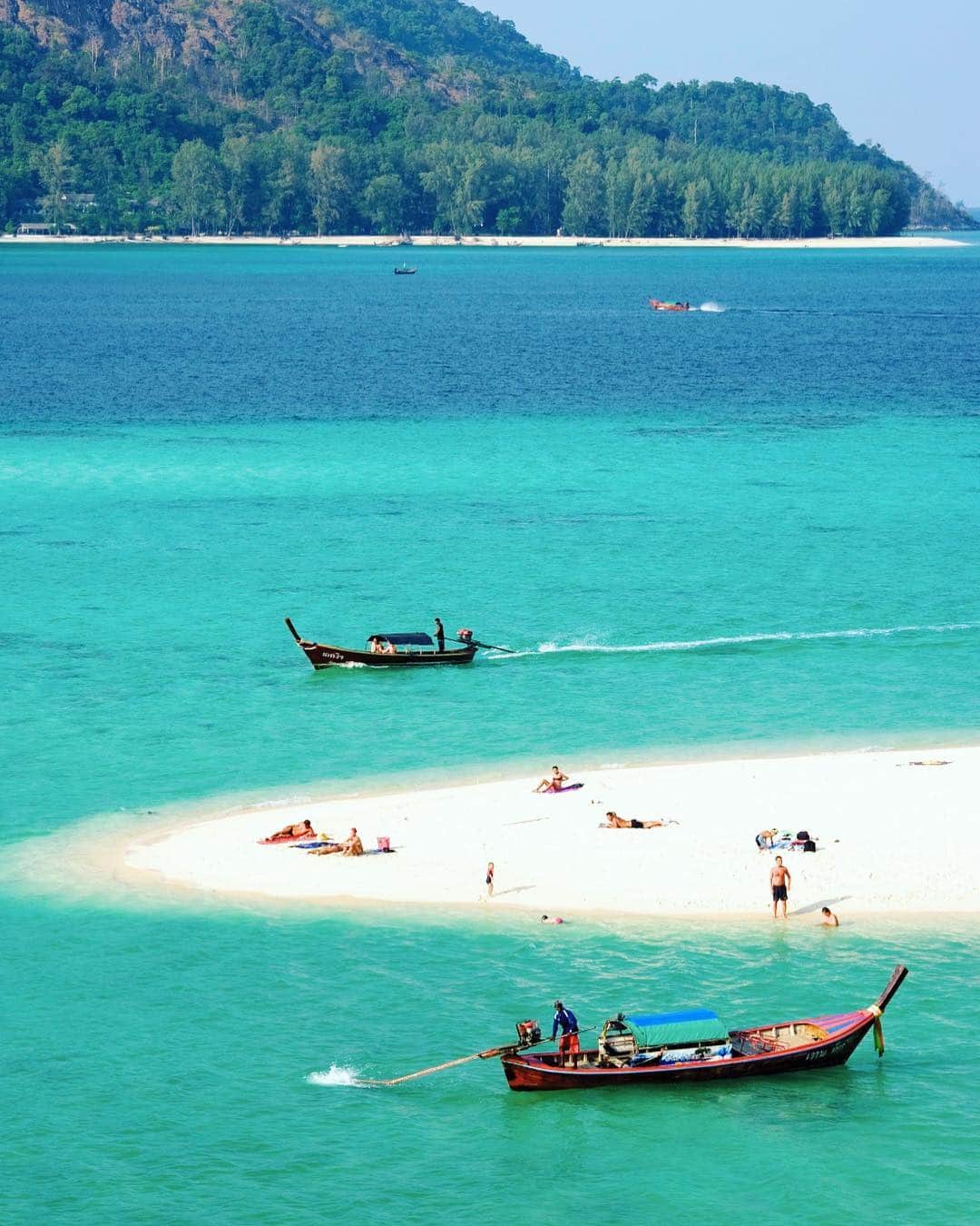 タイ国政府観光庁さんのインスタグラム写真 - (タイ国政府観光庁Instagram)「リペ島から、おはようございます☀️﻿ ﻿ 今週も1週間がんばりましょう😊﻿ ﻿ マレーシアとの国境近くに浮かぶリペ島は、タイ随一の透明度を誇るビーチ・リゾート。周辺には小さな島がいくつもあるので、シュノーケリングツアーにでかけるのもおすすめです✨﻿ ﻿ #今週も頑張ろう #タイ #リペ島 #秘境  #タイリゾート #タイビーチ #リゾート #ビーチ #タイ旅行 #旅好きな人と繋がりたい #もっと知りタイ #タイを知りつくす #こんなタイ知らなかった #thailand #kohlipe #kohlipeisland  #thaibeach #thairesort #amazingthailand #thailandtravel #thailandtrip #thai #thaistagram #instabeach #lovethailand #genic_thailand」7月23日 7時42分 - amazingthailandjp
