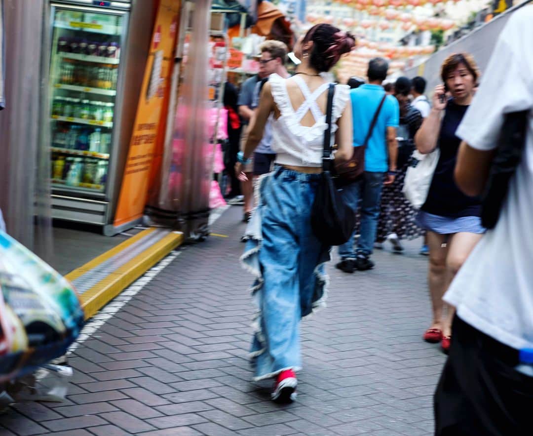 LiSAさんのインスタグラム写真 - (LiSAInstagram)「日本帰ってきたぁー\( ¨̮ )/シンガポールありがとうー\( ¨̮ )/ photo by @kamiiisaka  #おはよー #LiSA #Imback #japan # SiNGAPORE  #りさふく #上の服三色買ったのにどこのか忘れた  #onespo #convers #りさぐっず #babyg」7月23日 7時47分 - xlisa_olivex