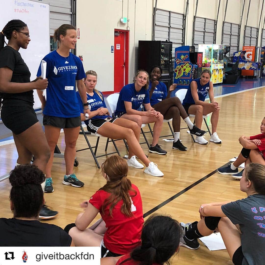 コートニー・トンプソンさんのインスタグラム写真 - (コートニー・トンプソンInstagram)「Always my favorite weekend of the year. Blown away by the generosity of the women on our  @usavolleyball @usavwnt team and had so much fun getting to know the next generation of athletes here in So Cal!  Too much fun... #giveitbacktoreins」7月23日 8時25分 - cthomp_3