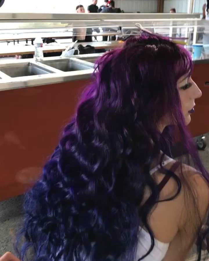 東京ビューティークリニック【公式】のインスタグラム：「Perfecting curls before hitting the runway @katelynwebbhair」