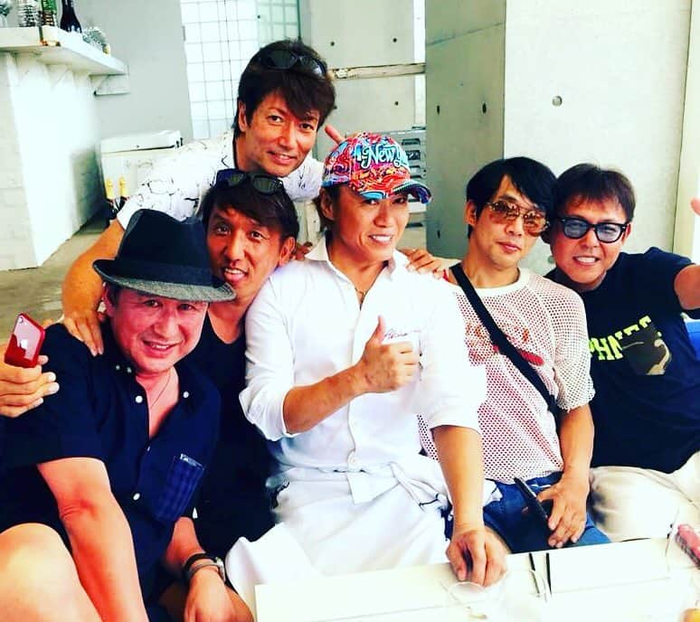 マイケル富岡さんのインスタグラム写真 - (マイケル富岡Instagram)「外食業界の神々と最高の夏♪ 西山さんの素敵過ぎる海の別荘にご招待いただき 松っちゃん イナケンによる完璧なコーディネイト&演出 明シェフの鉄人料理 そして飲めないはずのマネーの虎 安さんの酒豪っぷり 大好きな仲間 大尊敬する方々と過ごす至福のひと時…ここはパラダイス♡ 感謝です  #夏 #海 #別荘 #リゾート #佐島 #仲間 #親友 #感謝 #西山知義 #松村厚久 #稲本健一 #渡邊明 #安田久 #マイケル富岡 #summer #cruising #bestfriends #love」7月23日 9時11分 - michaeltomioka