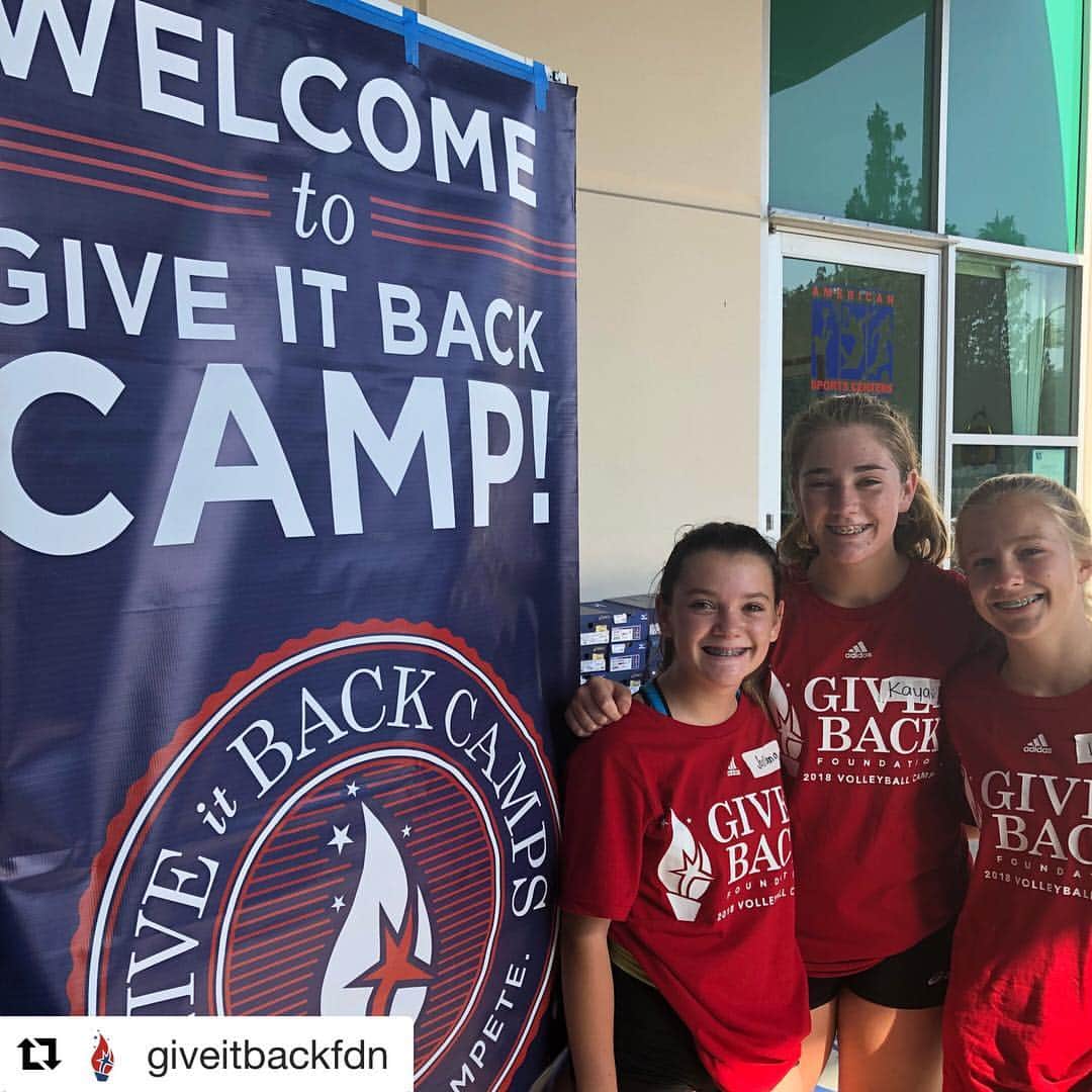 コートニー・トンプソンのインスタグラム：「#Repost @giveitbackfdn with @get_repost ・・・ Give It Back Camp has begun! We are ready to LEAD. PLAY. COMPETE!  We are so excited to highlight @reinsprogram “changing lives one ride at a time”. REINS mission is to support the physical, mental, emotional health of disabled children and adults with therapeutic horse-related programs. #GiveItBackToREINS #MakeItRein #GiveItBackFoundation #ReinsProgram」