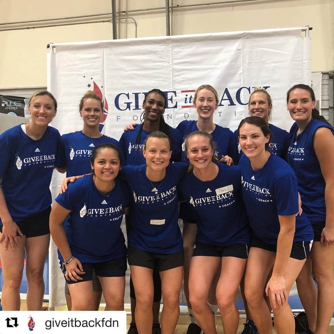 コートニー・トンプソンのインスタグラム：「#Repost @giveitbackfdn with @get_repost ・・・ That’s a wrap on this weekends Give It Back Camp! Thank you to all the volunteers, coaches, parents and CAMPERS who helped #GiveItBackToREINS  When we have a final number to share we will be sure to blast out on social what our entire team/community accomplished this weekend. In the meantime be sure to follow @reinsprogram and learn more about their amazing program to help bring therapy to so many people overcoming disabilities and challenges. BIG thank you to @carlilloyd3 for sharing her heart and hometown passion with us this weekend. And to all our amazing Give It Back Coaches @cthomp_3 @tamamiyashiro @folukea @gov1007 @christadietzen @kellymurph12 @toridixon06 @krobin32 @kimjayehill @lgibby5 @_han_banan_ @osajana @madi_kingdon @tayyiba_haneef @aglass1_6 @_kristinhildebrand and more - your love and support made this weekend unforgettable! ————— Thank you to our sponsors and friends @ascanaheim @anaheimwhitehouse @adidasvball @jamthegym @starlingsvolleyballclub @usavolleyball without your generosity, this weekend would not be possible! THANK YOU!」