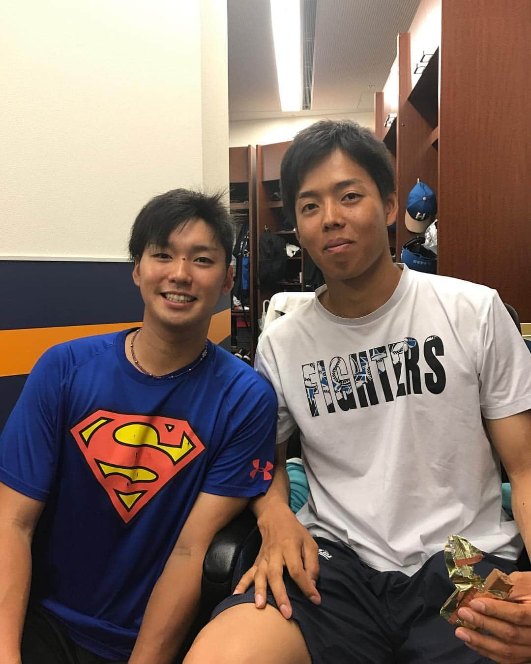 杉谷拳士さんのインスタグラム写真 - (杉谷拳士Instagram)「おはようございます😃 ロッカーが横の杉浦投手です♫‼︎ こないだのソフトバンク戦で679日ぶりの勝利をしました😊 試合終わりはウイニングボールをポケットにずっと入れていました🤗‼︎‼︎ おめでとう🎊㊗️🎉 横はバッテリーの石川亮です‼︎ 帝京高校の後輩です^_^‼️ 剛も亮もソフトバンク戦では頑張っていたので僕もしっかりしないとですね‼️‼️ #杉浦稔大 #石川亮 #白星 #帝京 #後輩 #ソフトバンク #バッテリー」7月23日 10時44分 - kenshi.02