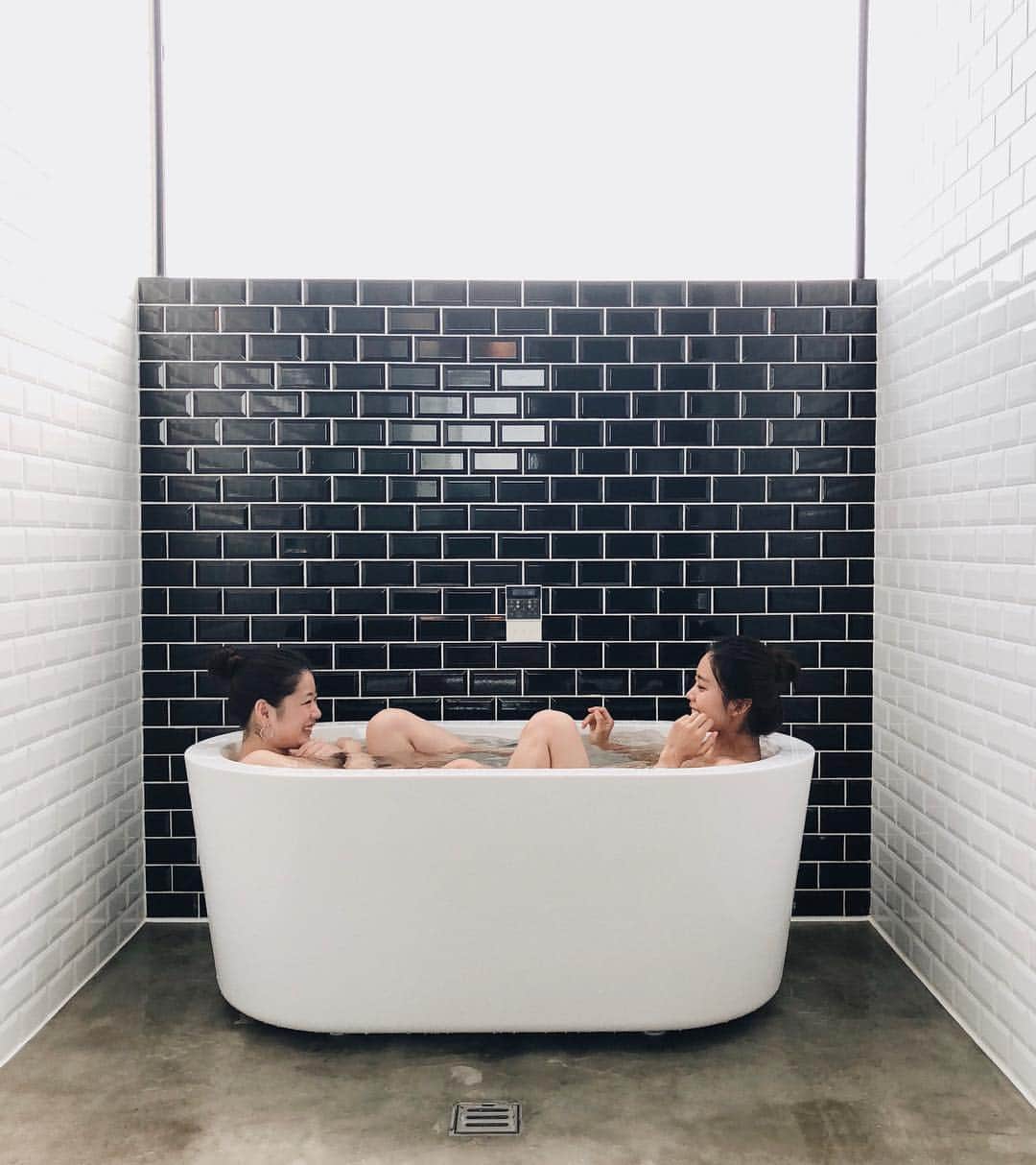 栗山遥さんのインスタグラム写真 - (栗山遥Instagram)「Morning bath time at @thechikuraumibasecamp」7月23日 10時59分 - harukakuriyama