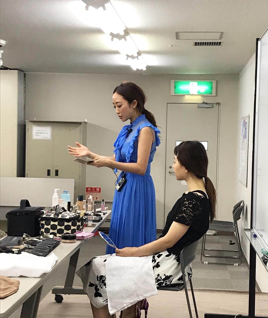 神崎恵さんのインスタグラム写真 - (神崎恵Instagram)「昨日のビューティ講座。 今回は色気をテーマに２つの顔をつくりました。 少しでもメイクが身近に、楽しくなるキッカケに。 自分を楽しむキッカケになれたら。 そんな思いを込め、毎回講座を行なっています。 #あの人がいつも色っぽいワケ  #NHK文化センター」7月23日 11時12分 - megumi_kanzaki