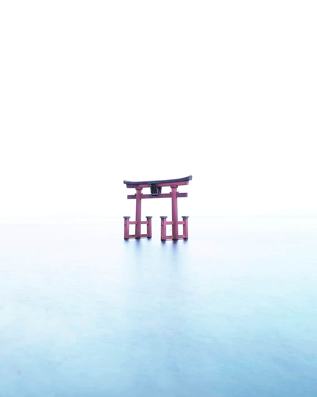 田村幸士のインスタグラム：「. 琵琶湖畔の白髭神社。 全国に300社以上ある白鬚神社の総本社で歴史は古く、2000余年前の紀元前に創建されたといわれています。 . 曇り空だったのでマジックアワーは難しいかなと思ったけれどグレーの曇り空に浮かぶ鳥居もまた綺麗。 しかしそのあと空が一面ピンク色に。 たった５分。最高に美しかった。 . . . . #folkcreative #wildernessculture #weliketotravel #moodygrams #westsidestory_ #ig_japan #instagramjapan #ig_today #wu_japan #bestjapanpics  #nipponpic  #team_jp_ #lakebiwa #shirahigeshrine #torii #toriigate #japaneseshrine #shrine #magichour #naturephotography #lakeside #sunset #sunset_ig  #白髭神社 #琵琶湖 #鳥居 #大自然 #マジックアワー #東京カメラ #ファインダー越しの私の世界」