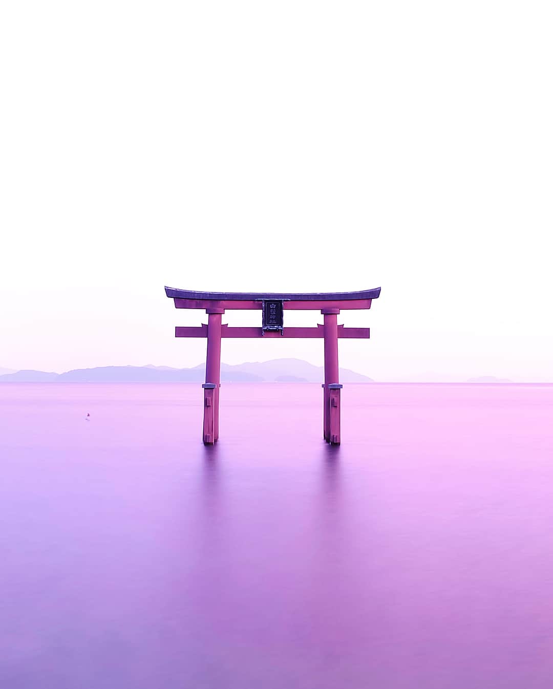 田村幸士さんのインスタグラム写真 - (田村幸士Instagram)「. 琵琶湖畔の白髭神社。 全国に300社以上ある白鬚神社の総本社で歴史は古く、2000余年前の紀元前に創建されたといわれています。 . 曇り空だったのでマジックアワーは難しいかなと思ったけれどグレーの曇り空に浮かぶ鳥居もまた綺麗。 しかしそのあと空が一面ピンク色に。 たった５分。最高に美しかった。 . . . . #folkcreative #wildernessculture #weliketotravel #moodygrams #westsidestory_ #ig_japan #instagramjapan #ig_today #wu_japan #bestjapanpics  #nipponpic  #team_jp_ #lakebiwa #shirahigeshrine #torii #toriigate #japaneseshrine #shrine #magichour #naturephotography #lakeside #sunset #sunset_ig  #白髭神社 #琵琶湖 #鳥居 #大自然 #マジックアワー #東京カメラ #ファインダー越しの私の世界」7月23日 11時34分 - kojimg