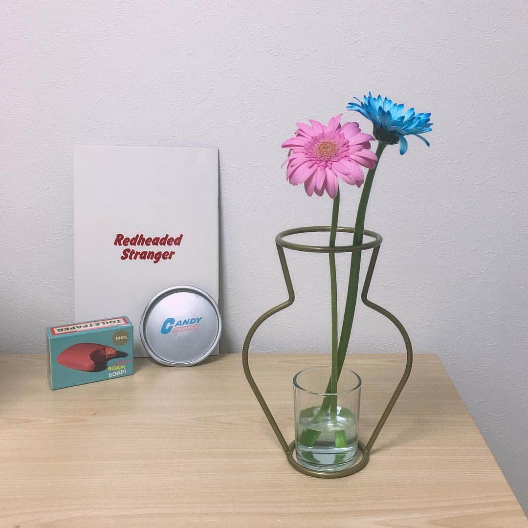 Momoさんのインスタグラム写真 - (MomoInstagram)「一目惚れした #mudni のかわいい花瓶をやっとGetしたのでキキララカラーのガーベラを💐 ㅤㅤㅤㅤㅤㅤㅤㅤㅤㅤ ちなみに花瓶は @Konvini_official_jp で購入したよ✨ 韓国でしか買えないと思ってたけど、やはりオンラインストアは強い🖥 ㅤㅤㅤㅤㅤㅤㅤㅤㅤㅤ ㅤㅤㅤㅤㅤㅤㅤㅤㅤㅤ #flowerbace #mudni_official #konvini #garbera #flower #toiletpaper #花瓶 #ガーベラ #コンビニ #韓国ブランド #花瓶集めたい #フラワーベース #花のある生活 #花のある暮らし #お花のある暮らし #お花のある生活」7月23日 22時14分 - m_o_m_o_e