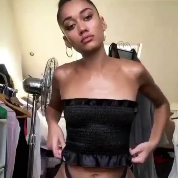 イラストレイテッドピープルのインスタグラム：「Rg @savannahblake_ in the black Satin Ruched Bandeau 😍 #illustratedpeople」