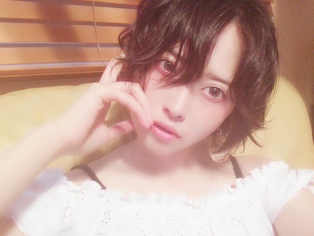 一色華月のインスタグラム：「人生初パーマ  #パーマ #髪型 #hair」