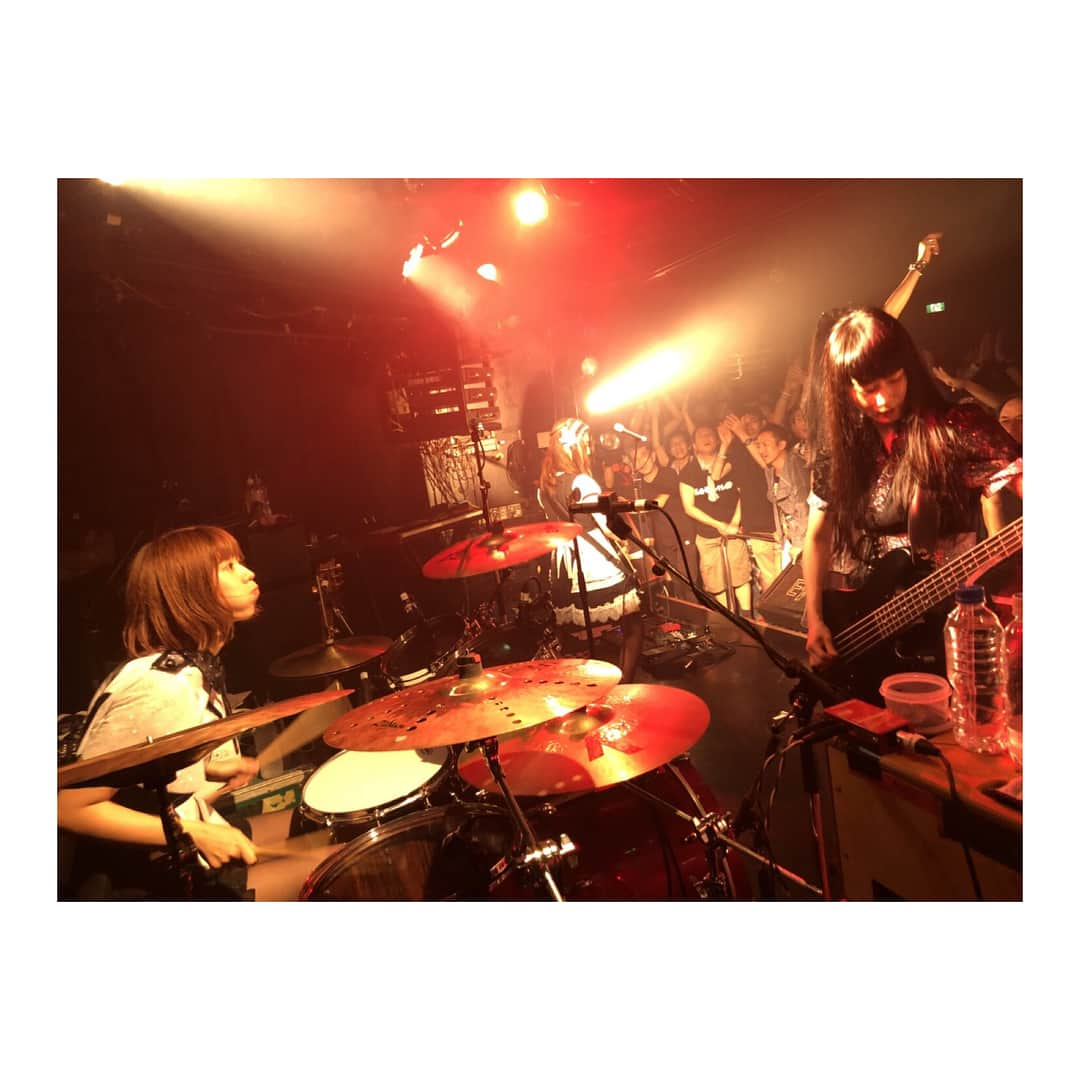 廣瀬茜さんのインスタグラム写真 - (廣瀬茜Instagram)「2018.7.20 BAND-MAID × eggman presents 5th Anniversary お給仕 day3 「お盟主様の会」 . BAND-MAID初のファンクラブお給仕🎊お盟主様ありがとうございました！ . 懐かしい曲もたくさんセトリに入れてみたよ！そしてこの日の為に「FORWARD」を今の私達らしくリアレンジしてお届けしました✨どうだったー？ビックリしたー？ . この3日間、その日だけにしかない特別な空間をみんなと一緒に共有する事が出来て本当に楽しかったです！！ . そして、大切な場所に帰って来る事が出来て嬉しかった！eggmanありがとうございました！また帰ってきます！ . . 2枚目📷MISAが見てくれない . 3枚目📷MISAが見てくれなかったのでマネージャーにアピール . 4&5枚目📷MC中にサーキュレーターで涼む(遊ぶ)自由なリズム隊 . 6枚目📷白目むいたらモザイクかかった」7月23日 22時57分 - akane_bandmaid