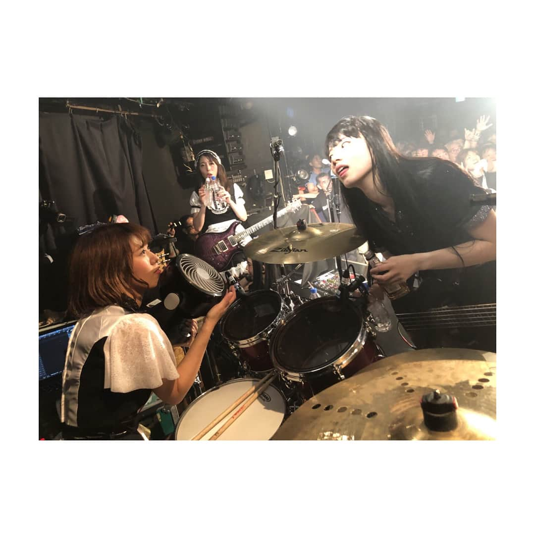 廣瀬茜さんのインスタグラム写真 - (廣瀬茜Instagram)「2018.7.20 BAND-MAID × eggman presents 5th Anniversary お給仕 day3 「お盟主様の会」 . BAND-MAID初のファンクラブお給仕🎊お盟主様ありがとうございました！ . 懐かしい曲もたくさんセトリに入れてみたよ！そしてこの日の為に「FORWARD」を今の私達らしくリアレンジしてお届けしました✨どうだったー？ビックリしたー？ . この3日間、その日だけにしかない特別な空間をみんなと一緒に共有する事が出来て本当に楽しかったです！！ . そして、大切な場所に帰って来る事が出来て嬉しかった！eggmanありがとうございました！また帰ってきます！ . . 2枚目📷MISAが見てくれない . 3枚目📷MISAが見てくれなかったのでマネージャーにアピール . 4&5枚目📷MC中にサーキュレーターで涼む(遊ぶ)自由なリズム隊 . 6枚目📷白目むいたらモザイクかかった」7月23日 22時57分 - akane_bandmaid