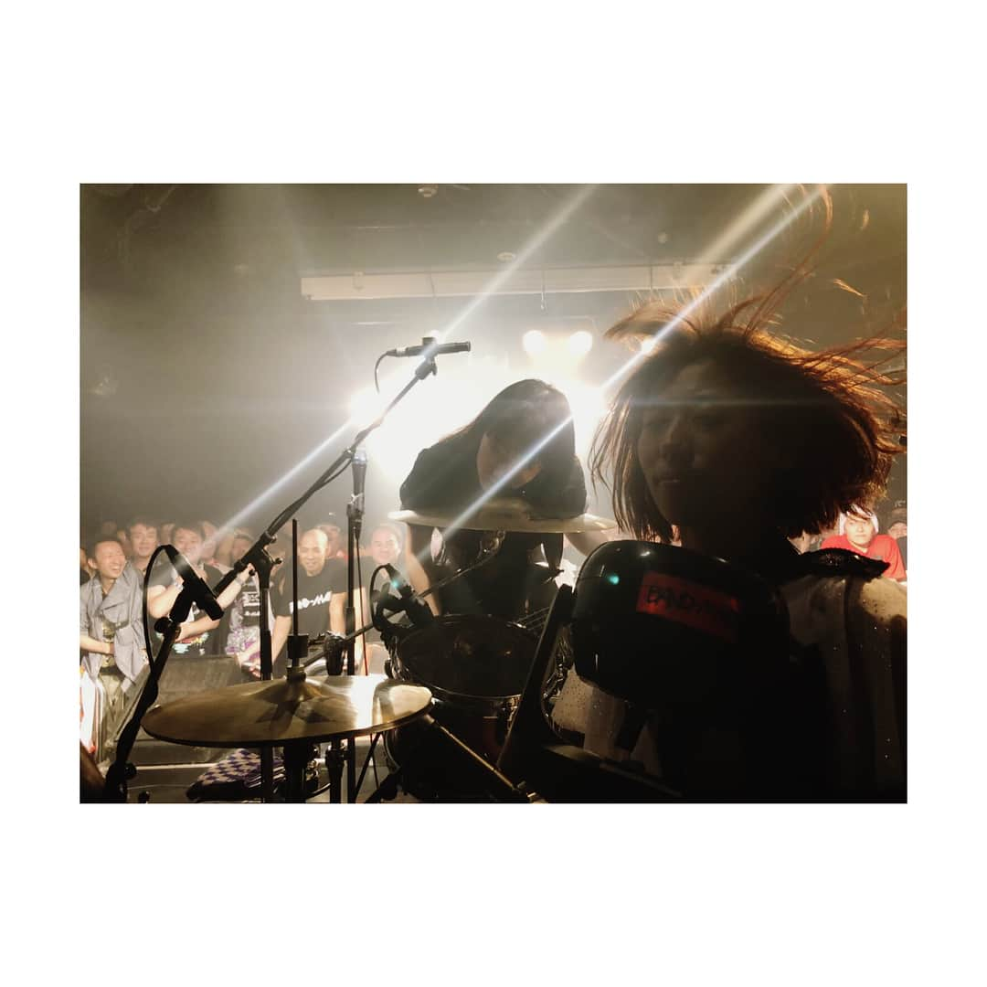 廣瀬茜さんのインスタグラム写真 - (廣瀬茜Instagram)「2018.7.20 BAND-MAID × eggman presents 5th Anniversary お給仕 day3 「お盟主様の会」 . BAND-MAID初のファンクラブお給仕🎊お盟主様ありがとうございました！ . 懐かしい曲もたくさんセトリに入れてみたよ！そしてこの日の為に「FORWARD」を今の私達らしくリアレンジしてお届けしました✨どうだったー？ビックリしたー？ . この3日間、その日だけにしかない特別な空間をみんなと一緒に共有する事が出来て本当に楽しかったです！！ . そして、大切な場所に帰って来る事が出来て嬉しかった！eggmanありがとうございました！また帰ってきます！ . . 2枚目📷MISAが見てくれない . 3枚目📷MISAが見てくれなかったのでマネージャーにアピール . 4&5枚目📷MC中にサーキュレーターで涼む(遊ぶ)自由なリズム隊 . 6枚目📷白目むいたらモザイクかかった」7月23日 22時57分 - akane_bandmaid