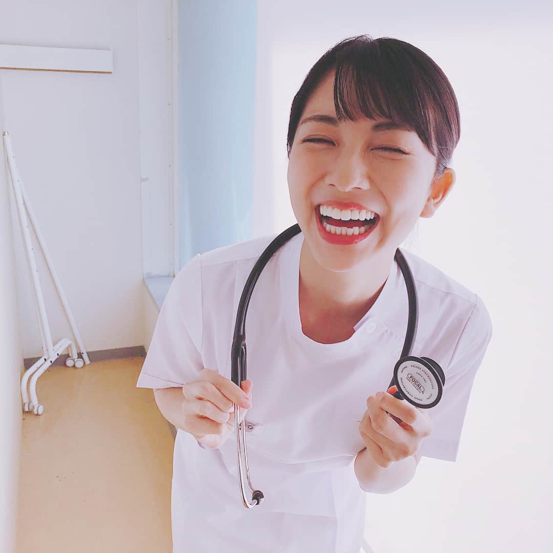 小島梨里杏さんのインスタグラム写真 - (小島梨里杏Instagram)「今月７月３０日(月) １９：００～２１：００ ※2時間スペシャル  痛快TV #スカッとジャパン「ぶりっ子悪女 ～チヤホヤされたがる女 ～」に出演します、小泉乙葉、看護師役です。  スカッと、今回も楽しい現場でした。いつも笑ってる気がする。久しぶりに行くと久しぶりにスタッフの皆さんに会えるから嬉しい、、という。朝から皆さん笑顔🌞  写真はスカッとの現場に行くといつも会える仲良しメイクさんが撮ってくださったもの。「セクシーに！」との指示でこれ…うん、ぜひみてね🤭😏💉 実は頑張ってちょけてないバージョンもあるよ。日にちが近づいて来たらまた載せます、笑」7月23日 22時59分 - r_riria